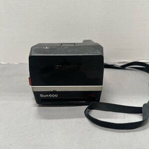 (i) VINTAGE 1980s POLAROID SUN 600 LMS Instant Film Camera & Strap